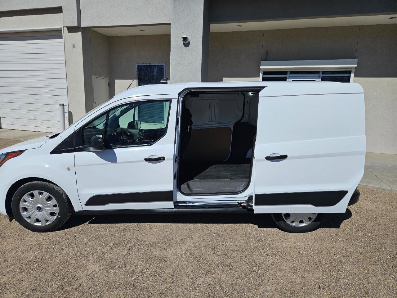Used 2022 Ford Transit Connect XLT image 3