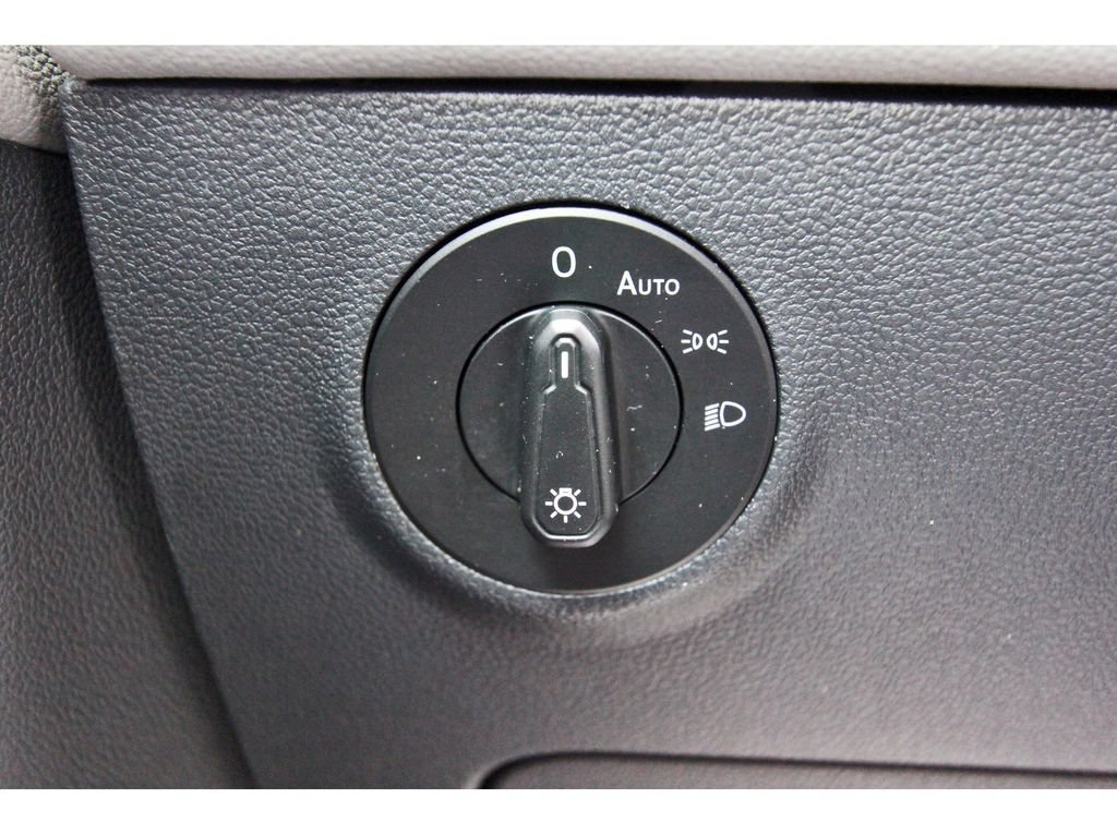 Used 2024 Volkswagen Taos SE w/ Panoramic Sunroof Package FWD image 23