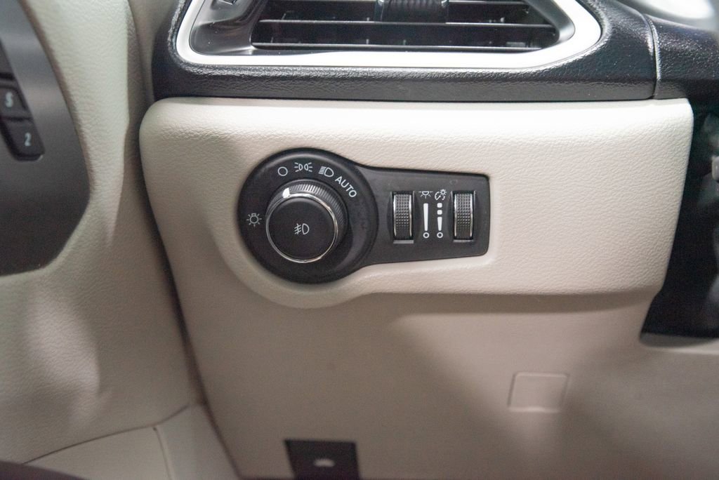 Used 2023 Chrysler Pacifica Touring-L FWD image 26