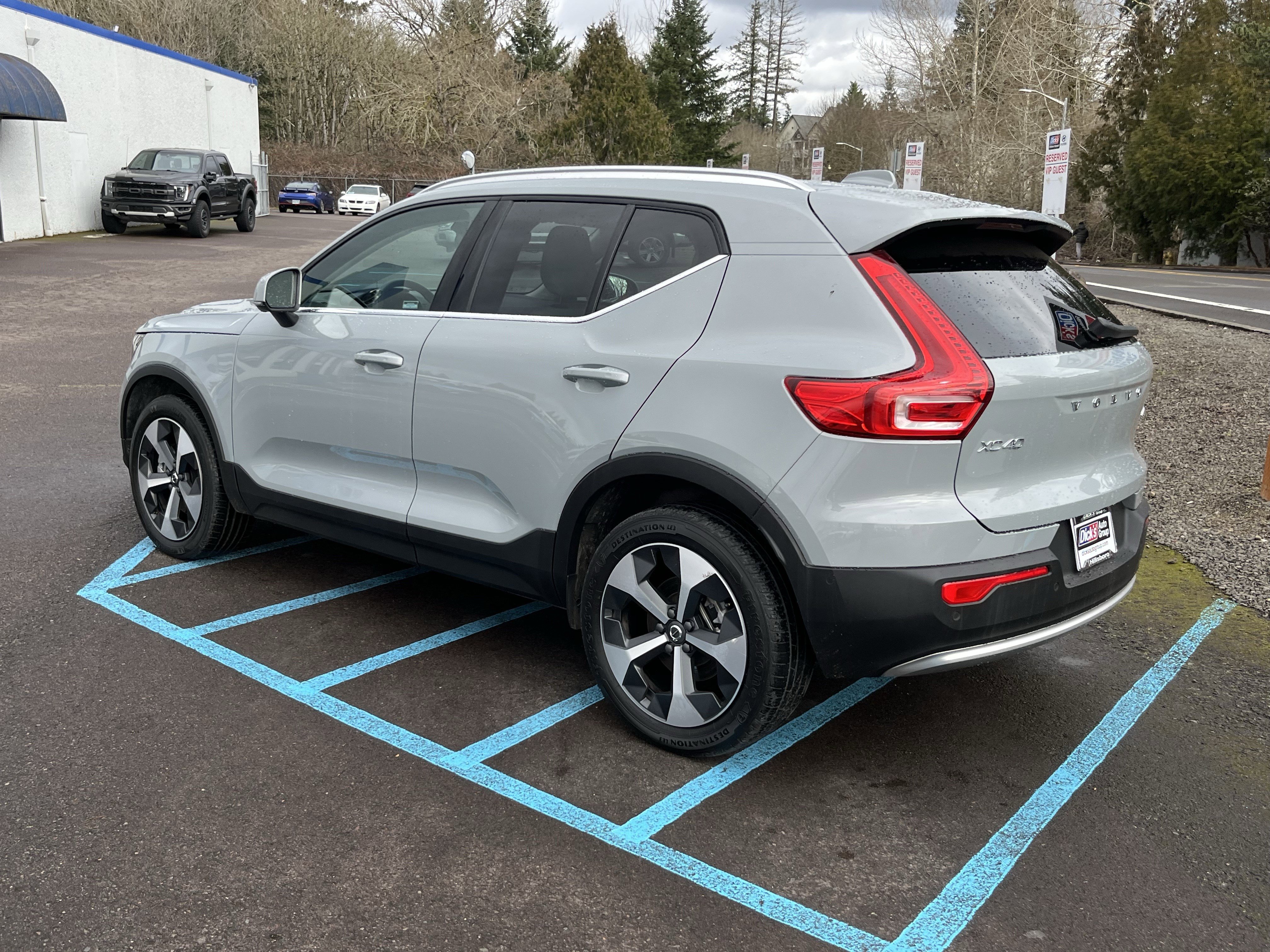 Used 2024 Volvo XC40 B5 Plus image 3