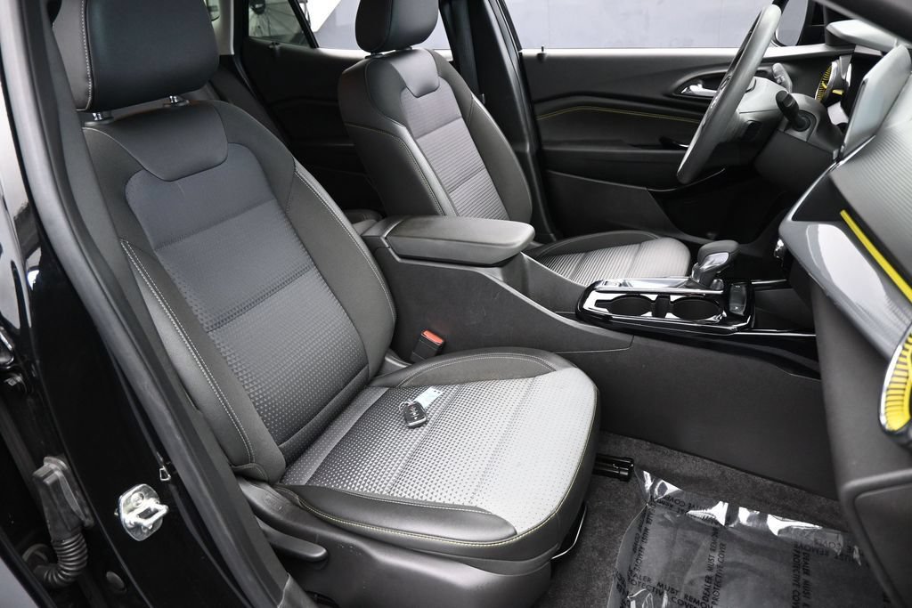 Used 2025 Chevrolet Trax LT FWD image 42