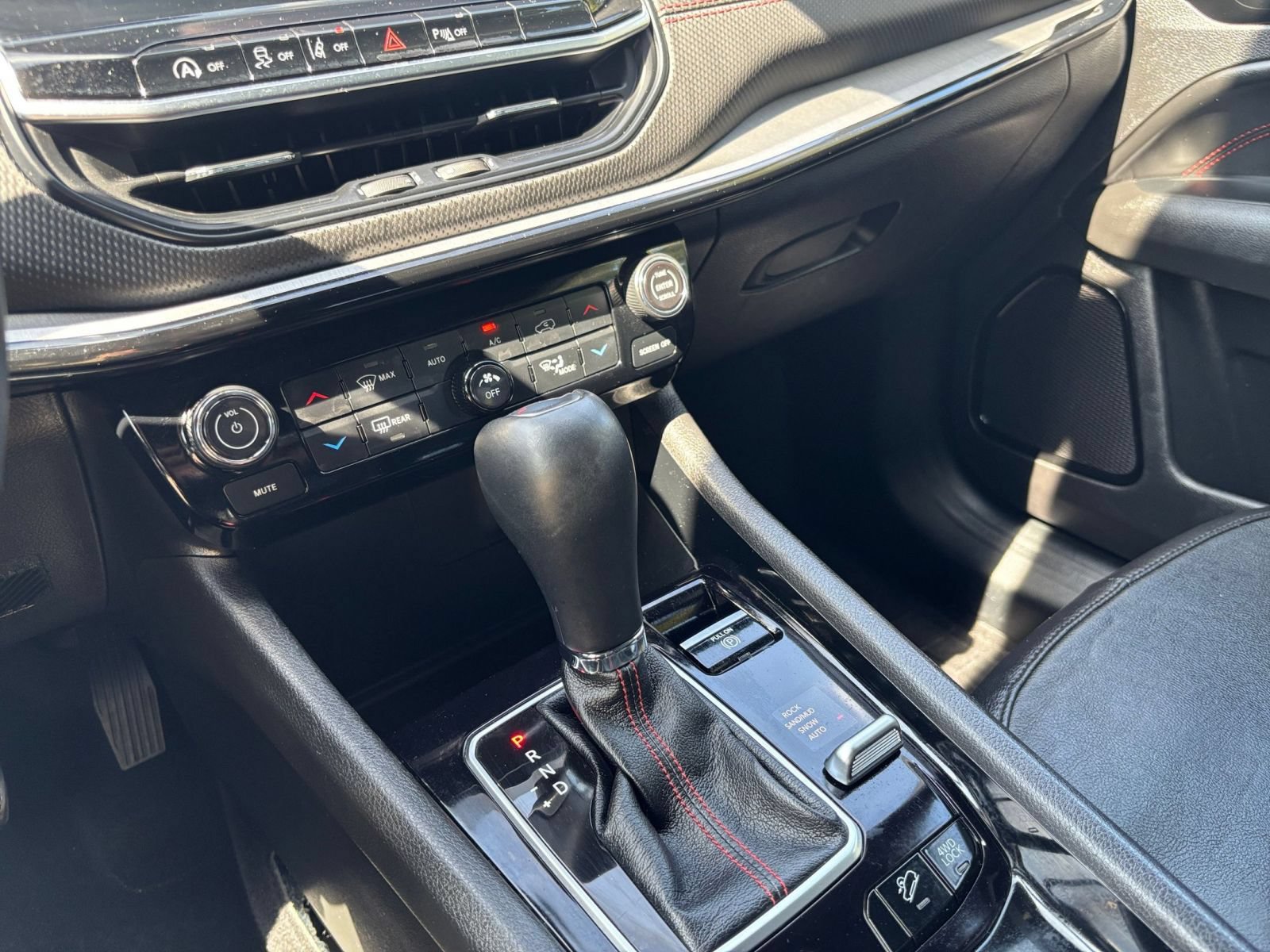 Used 2025 Jeep Compass Trailhawk AWD/4WD image 39