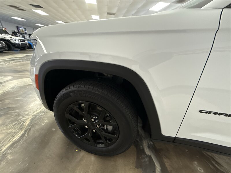 Used 2024 Jeep Grand Cherokee Altitude AWD/4WD image 10