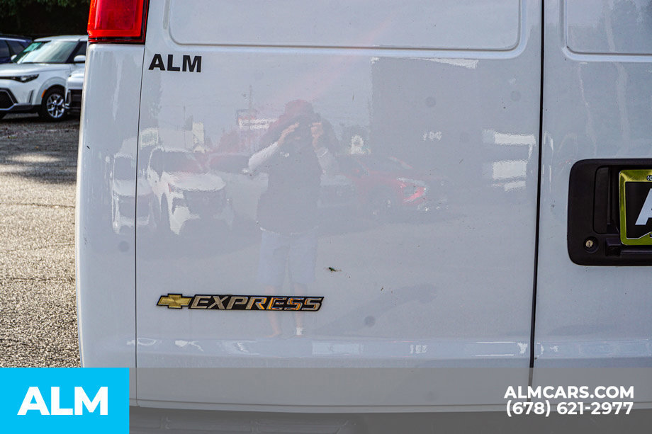 Used 2025 Chevrolet Express 3500 Extended w/ Driver Convenience Package RWD image 14