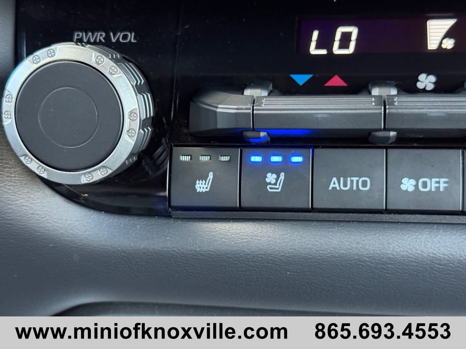 Used 2024 Toyota Sequoia Platinum AWD/4WD image 32