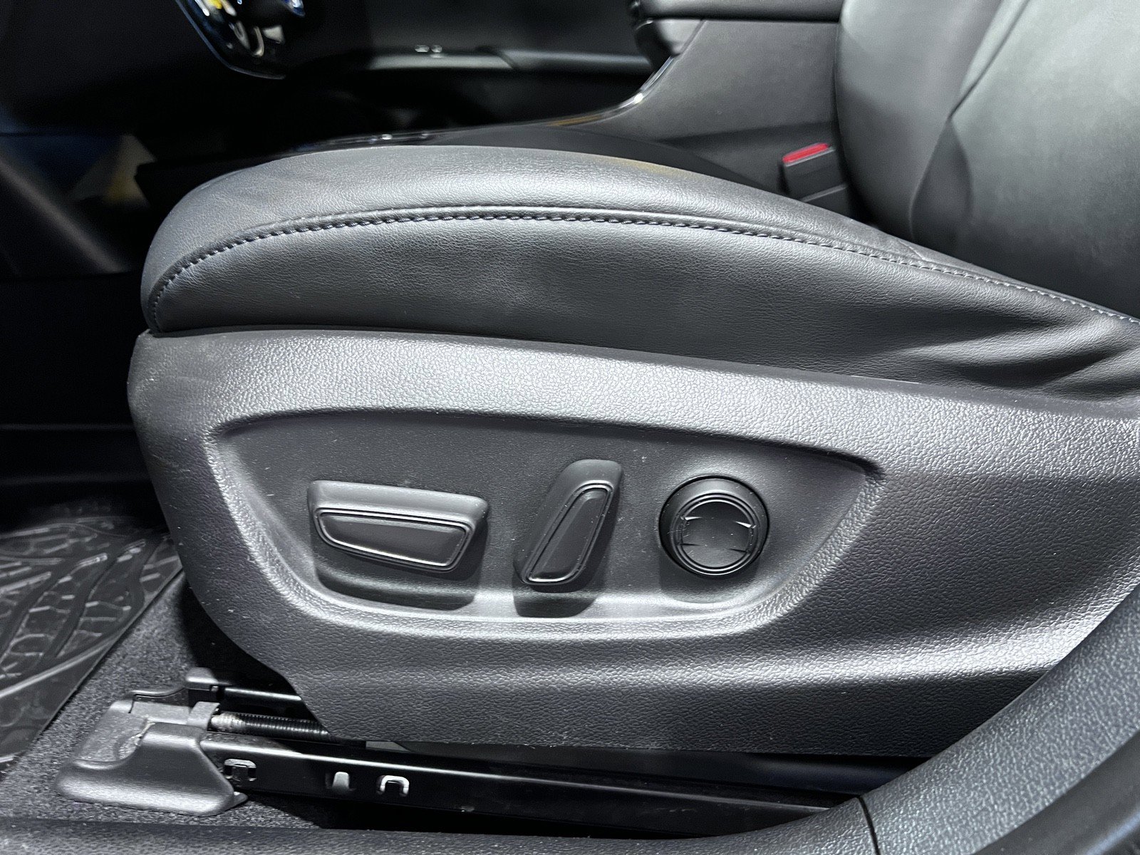 Used 2020 Toyota Prius XLE image 23