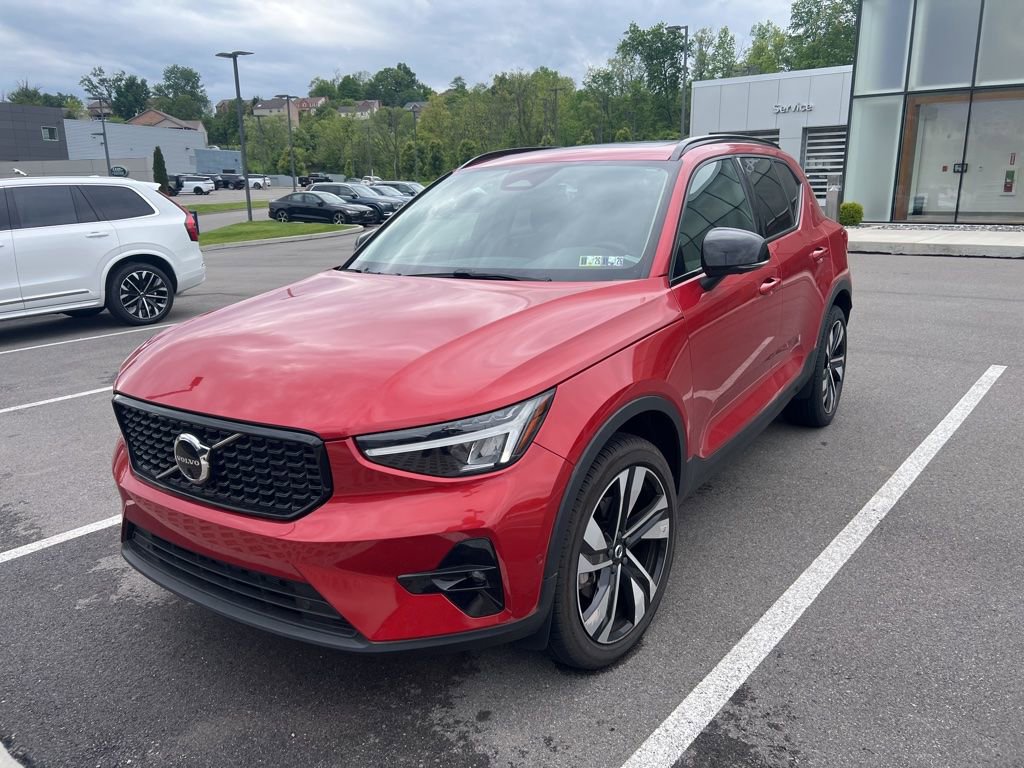 Used 2024 Volvo XC40 B5 Plus w/ Climate Package AWD/4WD image 2