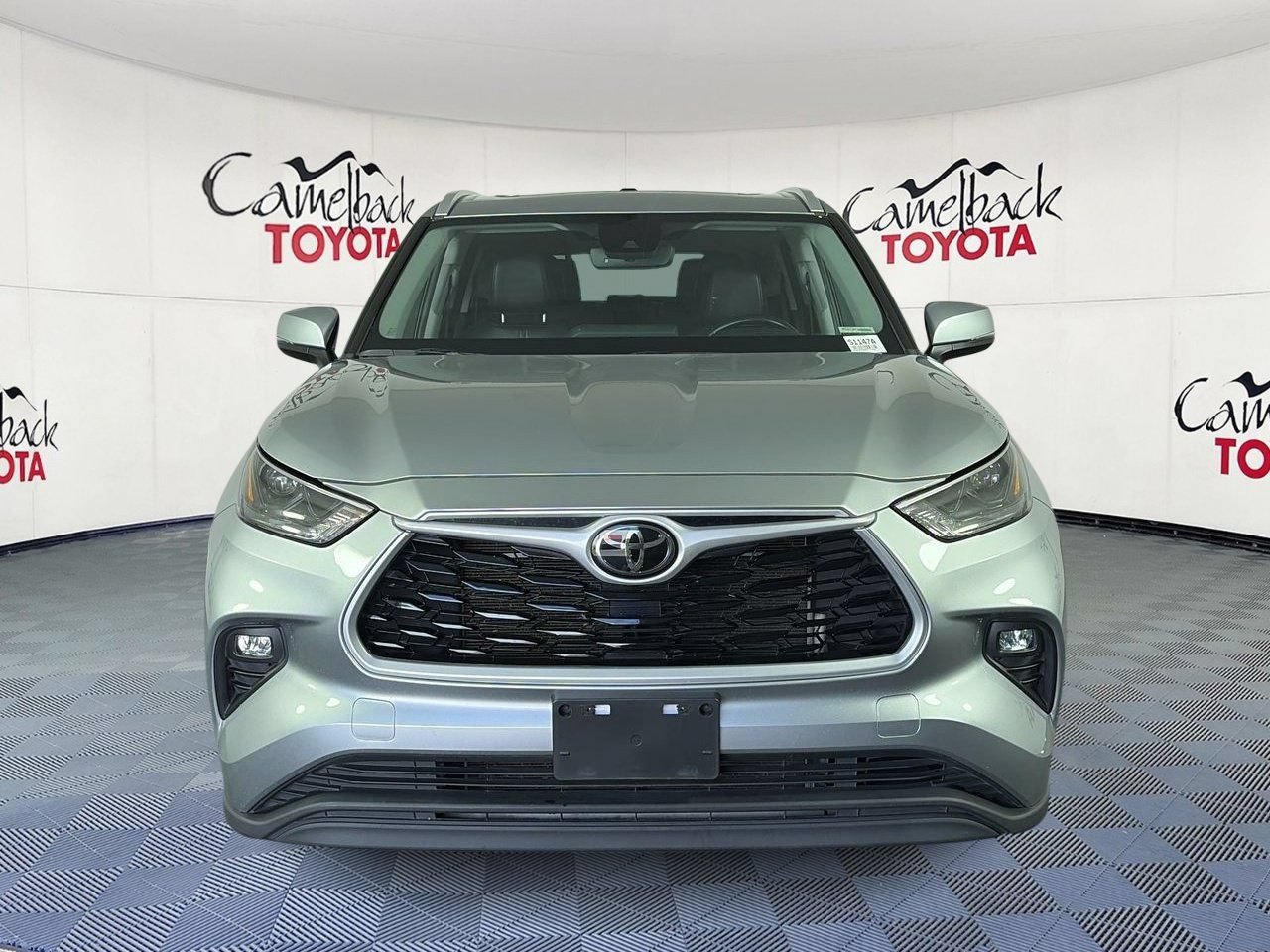 Used 2022 Toyota Highlander XLE FWD image 2
