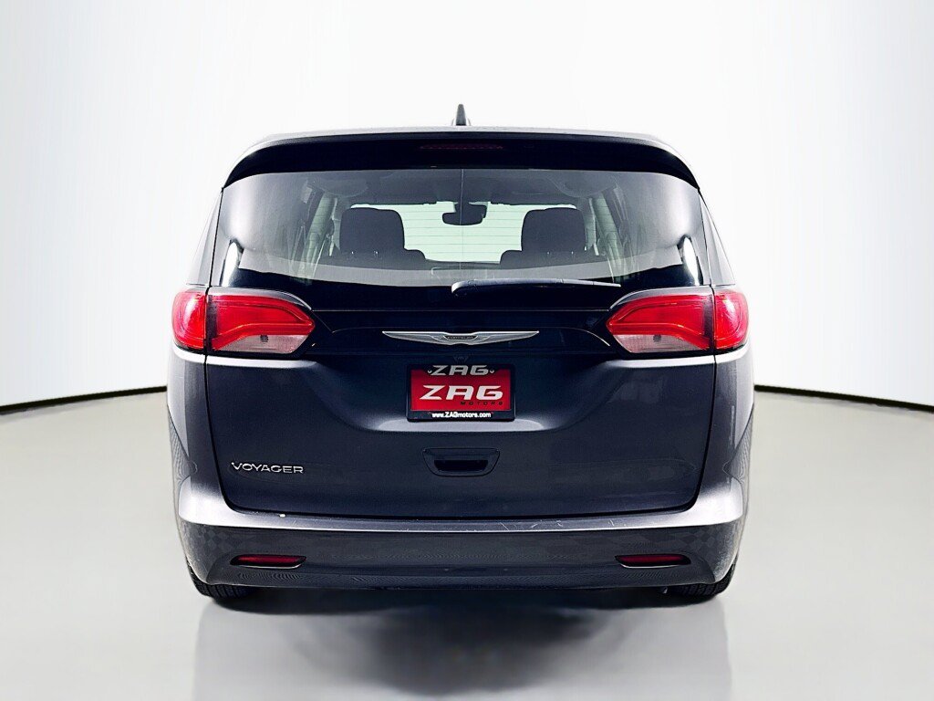 Used 2023 Chrysler Voyager LX FWD image 4