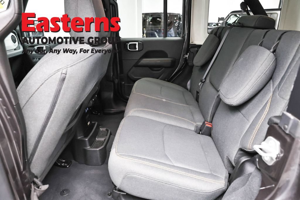 Used 2025 Jeep Wrangler Unlimited Sahara AWD/4WD image 21