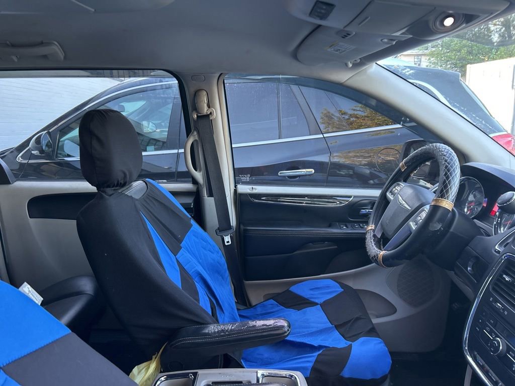 Used 2013 Chrysler Town & Country Touring FWD image 10