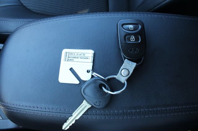 Used 2011 Hyundai Tucson GLS FWD image 25