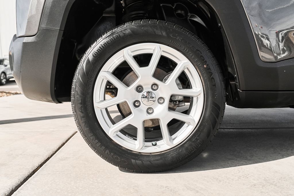 Used 2020 Jeep Renegade Latitude w/ UConnect 8.4 Nav Group AWD/4WD image 10