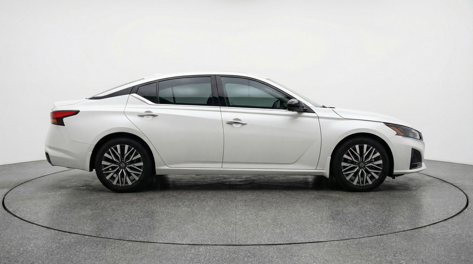 Used 2025 Nissan Altima 2.5 SV FWD image 11
