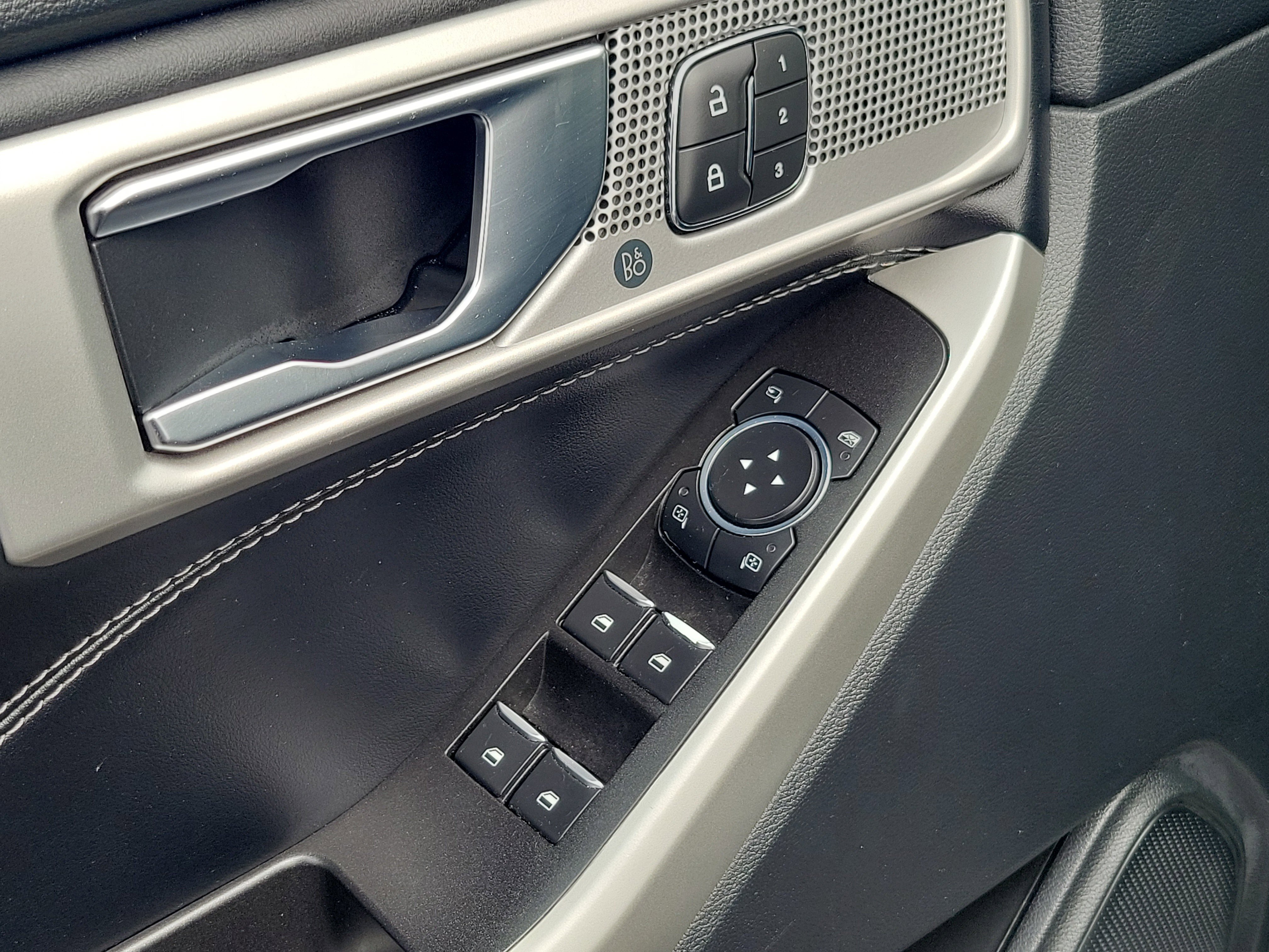 Used 2022 Ford Explorer Limited w/ Equipment Group 301A AWD/4WD image 19