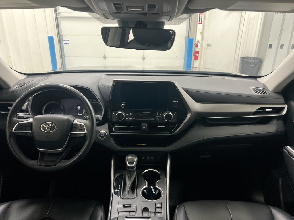 Used 2023 Toyota Highlander XLE AWD/4WD image 10