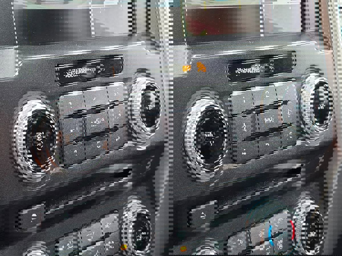 Used 2015 Ford F150 Platinum w/ Equipment Group 701A Luxury image 41