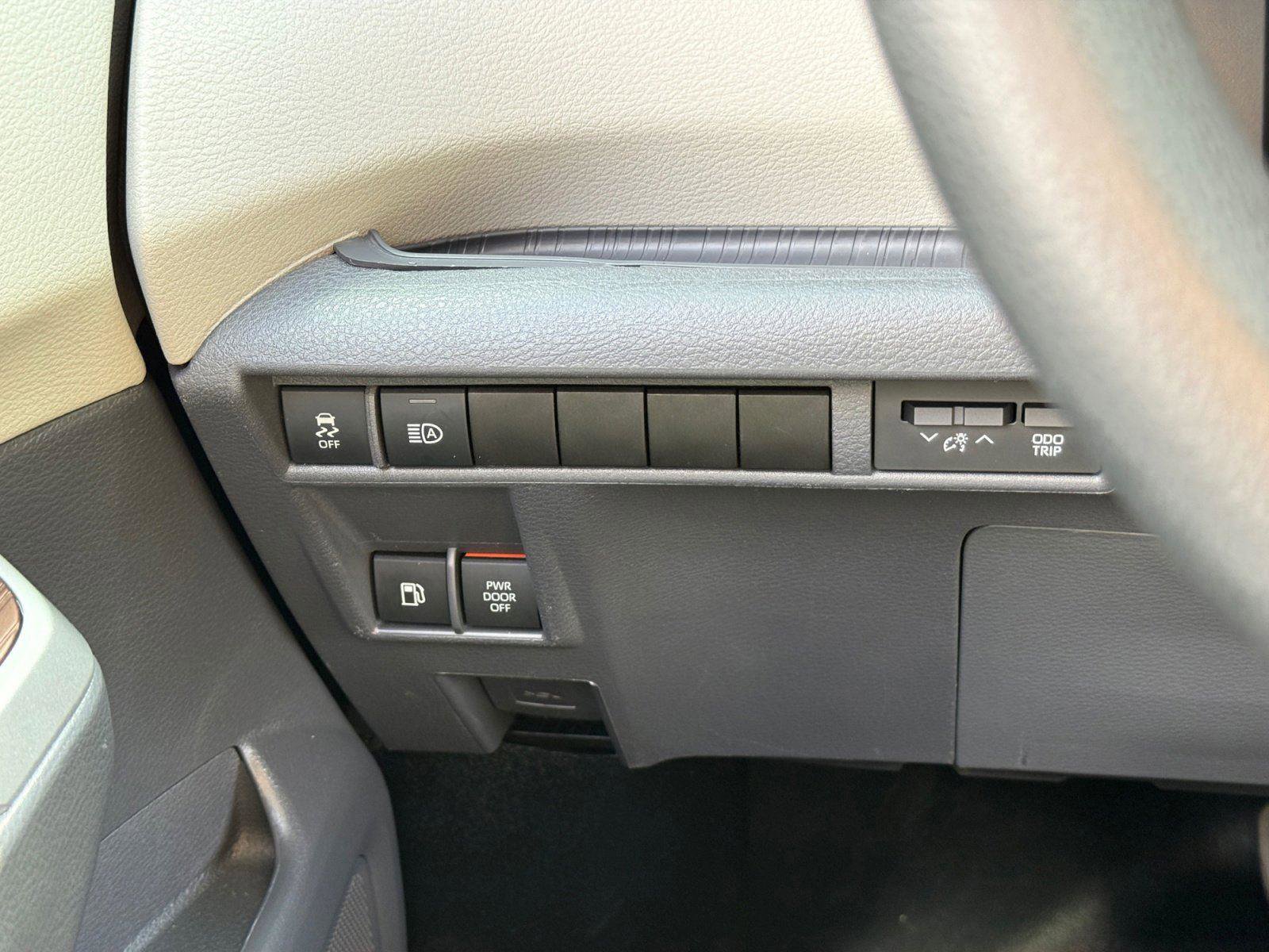 Used 2024 Toyota Sienna LE FWD image 24
