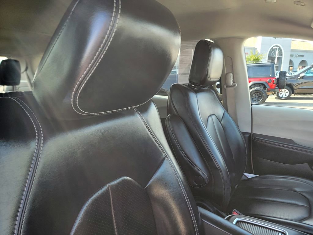 Certified 2023 Chrysler Pacifica Touring-L image 21