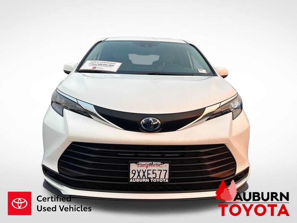 Certified 2025 Toyota Sienna LE AWD/4WD image 3