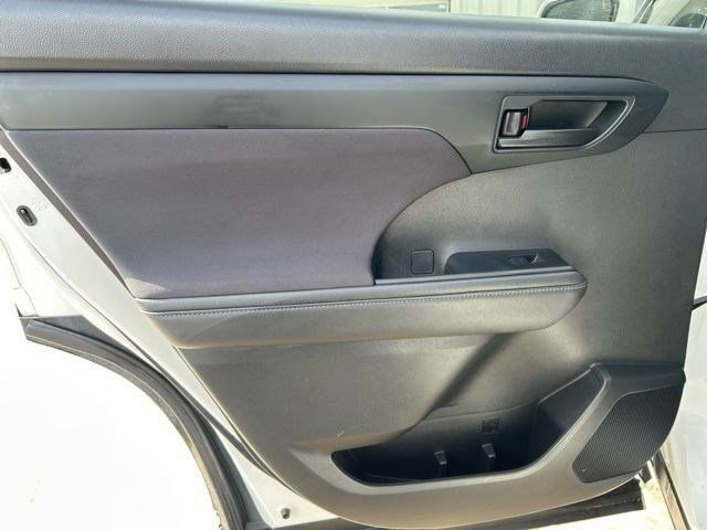 Used 2022 Toyota Highlander L image 32