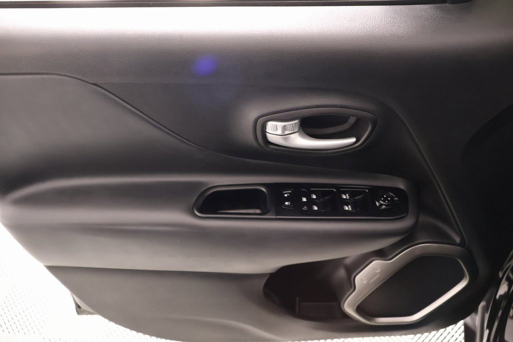 Used 2023 Jeep Renegade Latitude w/ Premium Group image 17