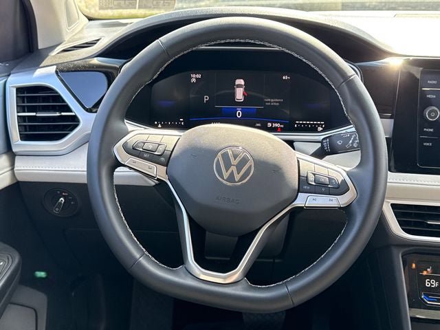 Used 2025 Volkswagen Taos SE FWD image 17