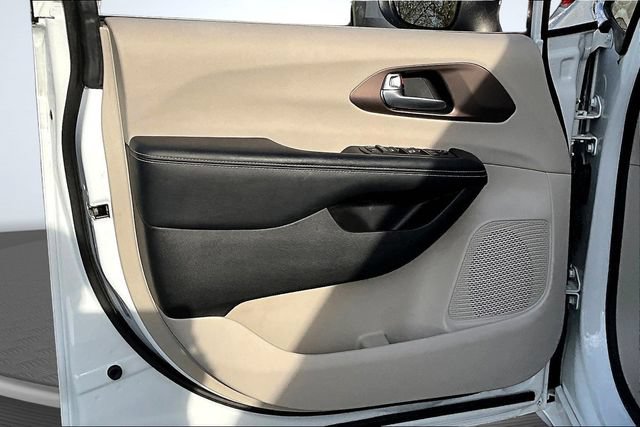 Used 2022 Chrysler Voyager LX FWD image 20