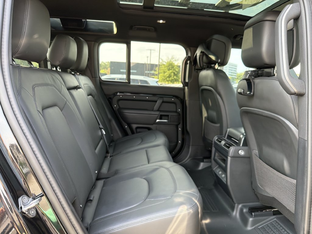 Used 2025 Land Rover Defender 110 X-Dynamic SE AWD/4WD image 13
