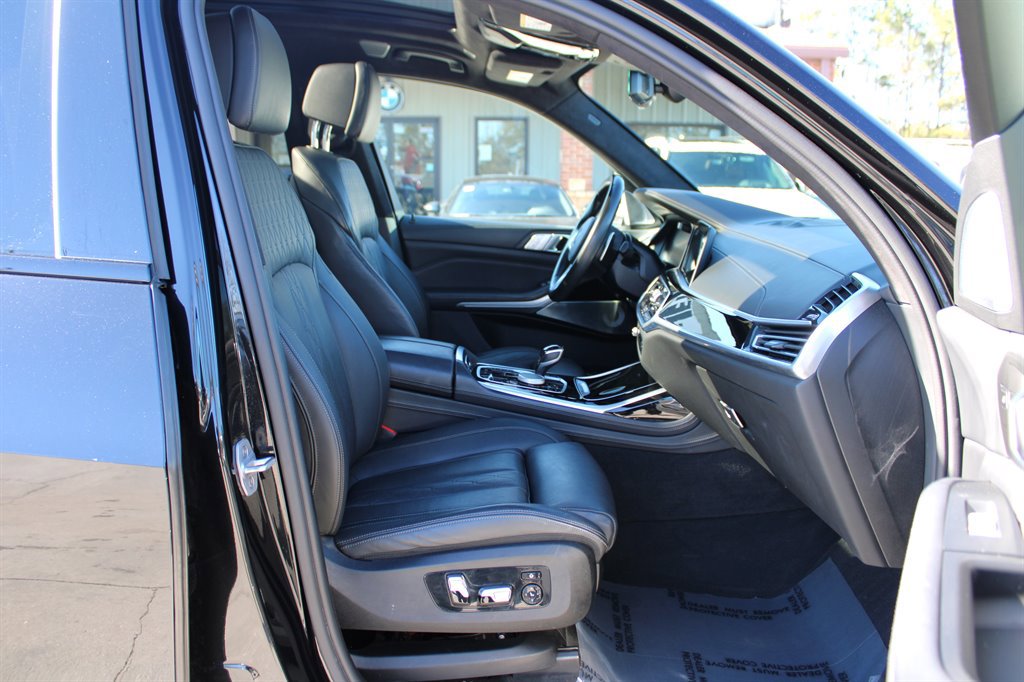 Used 2021 BMW X7 M50i w/ Dynamic Handling Package image 16