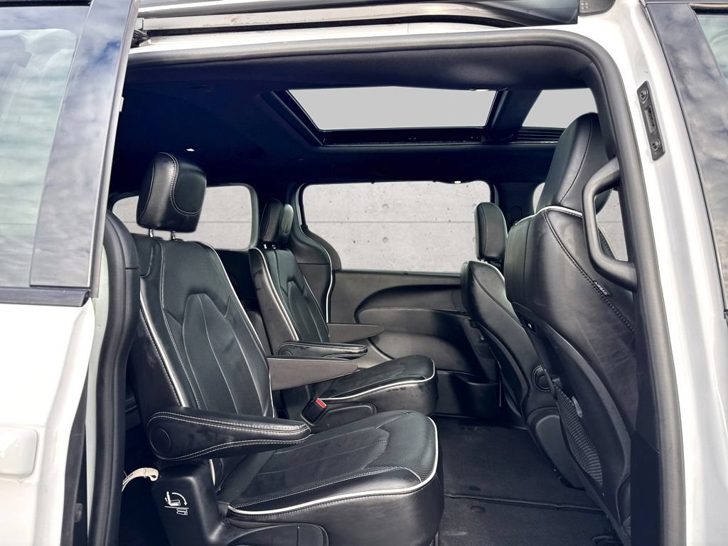 Used 2025 Chrysler Pacifica Limited FWD image 8
