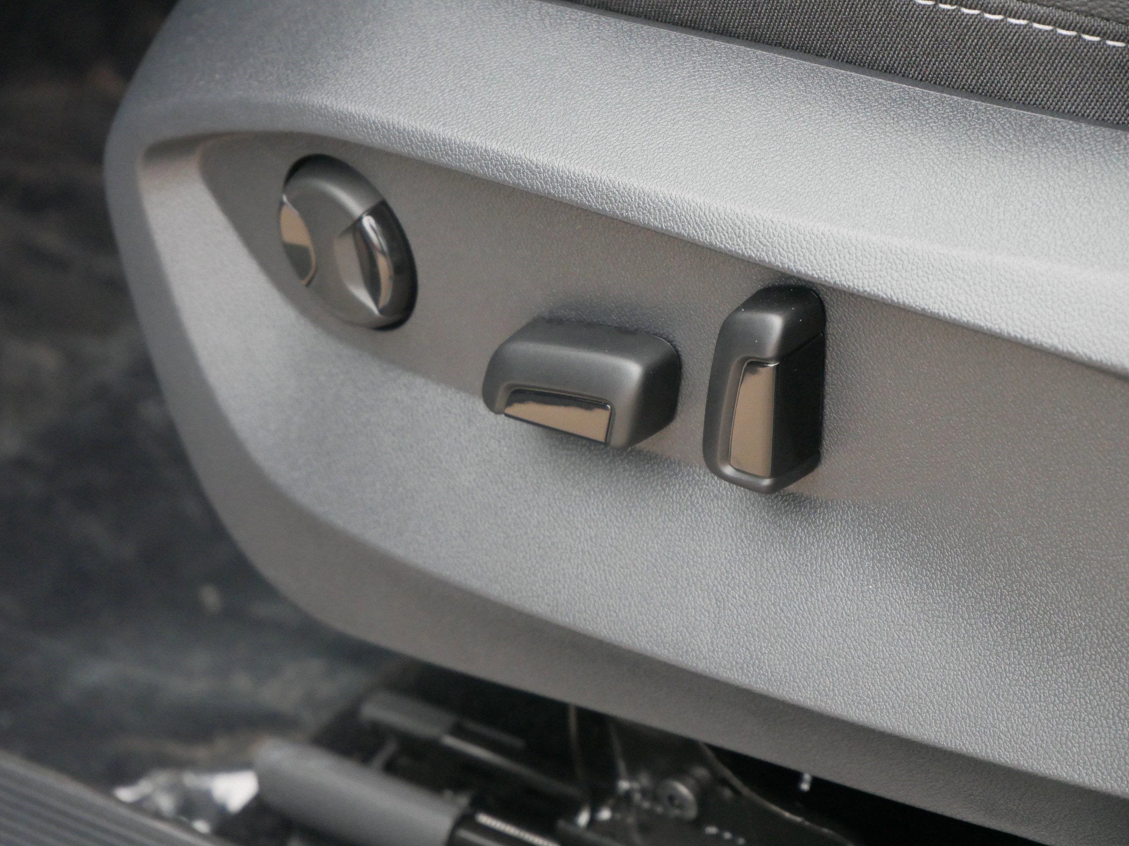 New 2025 Volkswagen Taos SE image 5