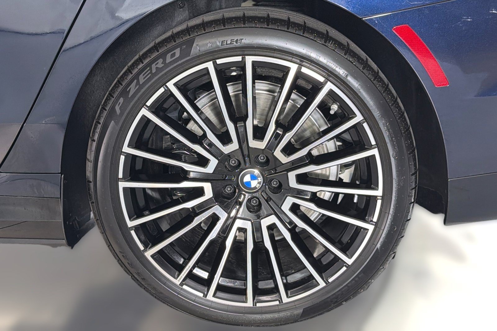 New 2027 BMW i7 xDrive60 w/ M Sport Professional Package AWD/4WD image 13