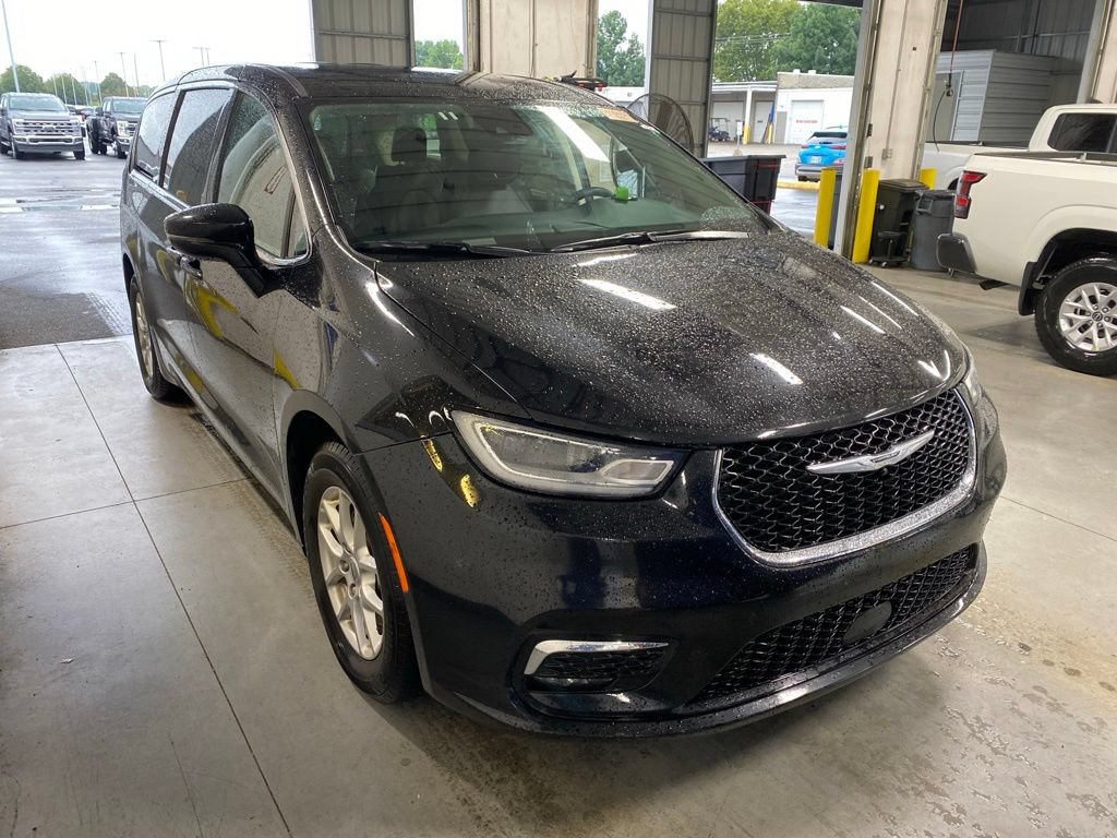 Used 2024 Chrysler Pacifica Touring-L FWD image 1