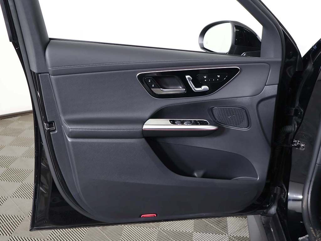 Used 2025 Mercedes-Benz GLC 300 4MATIC image 25
