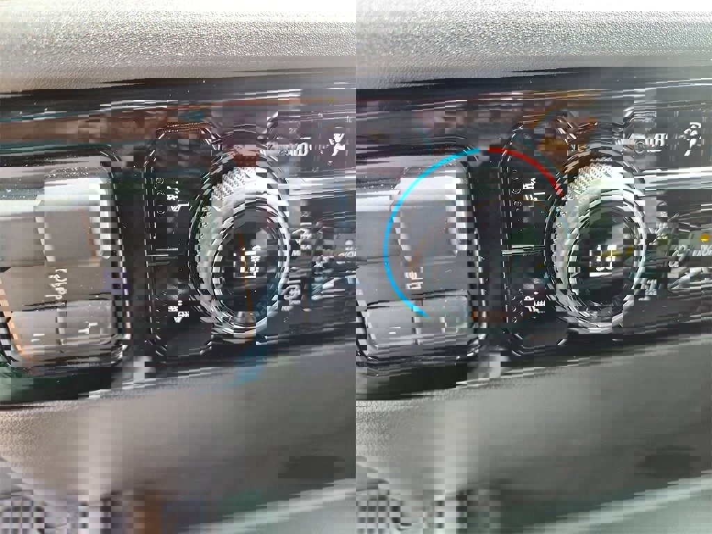 Used 2025 Chevrolet Silverado 3500 LT image 22