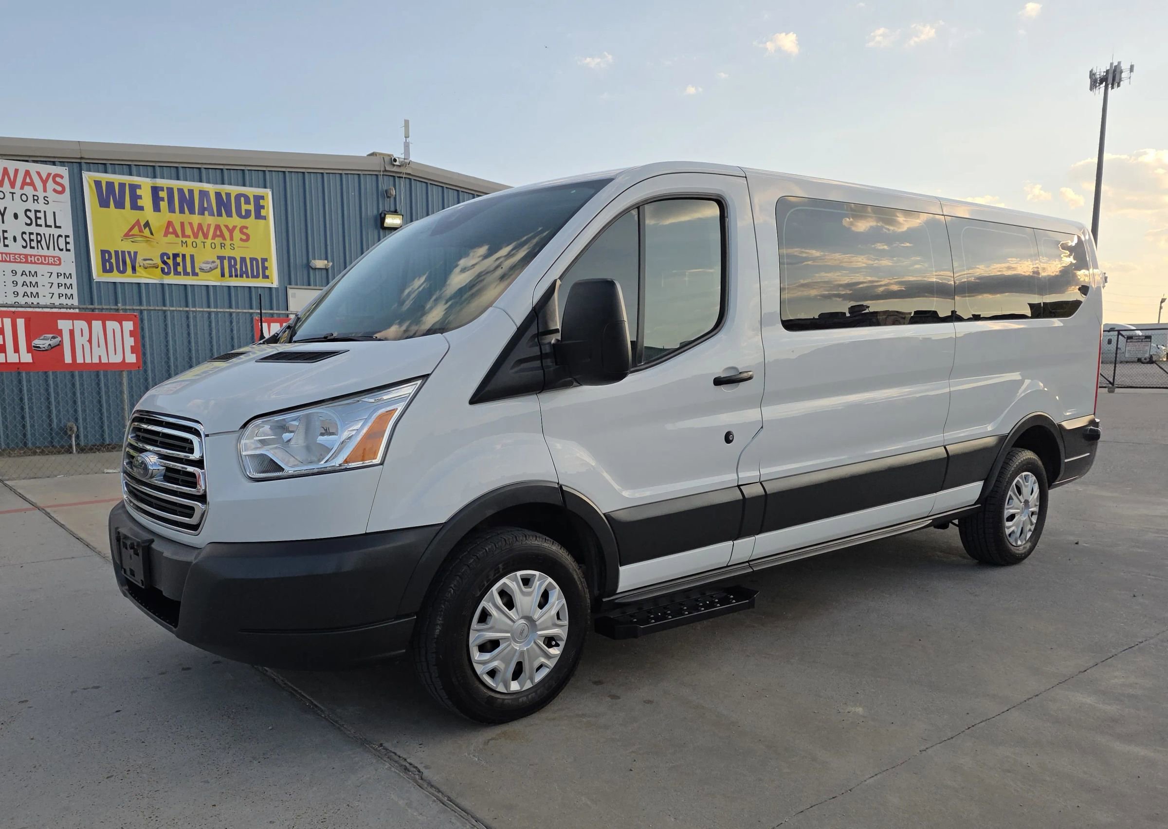Used 2018 Ford Transit 350 XLT image 3