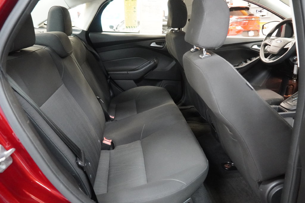 Used 2015 Ford Focus SE FWD image 28