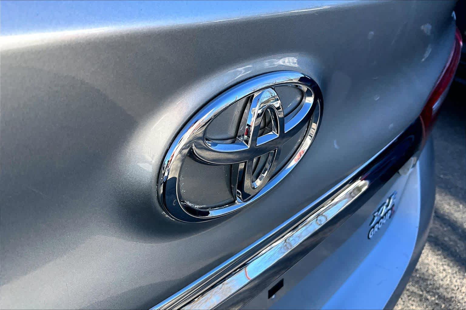 Used 2015 Toyota Camry XLE FWD image 29