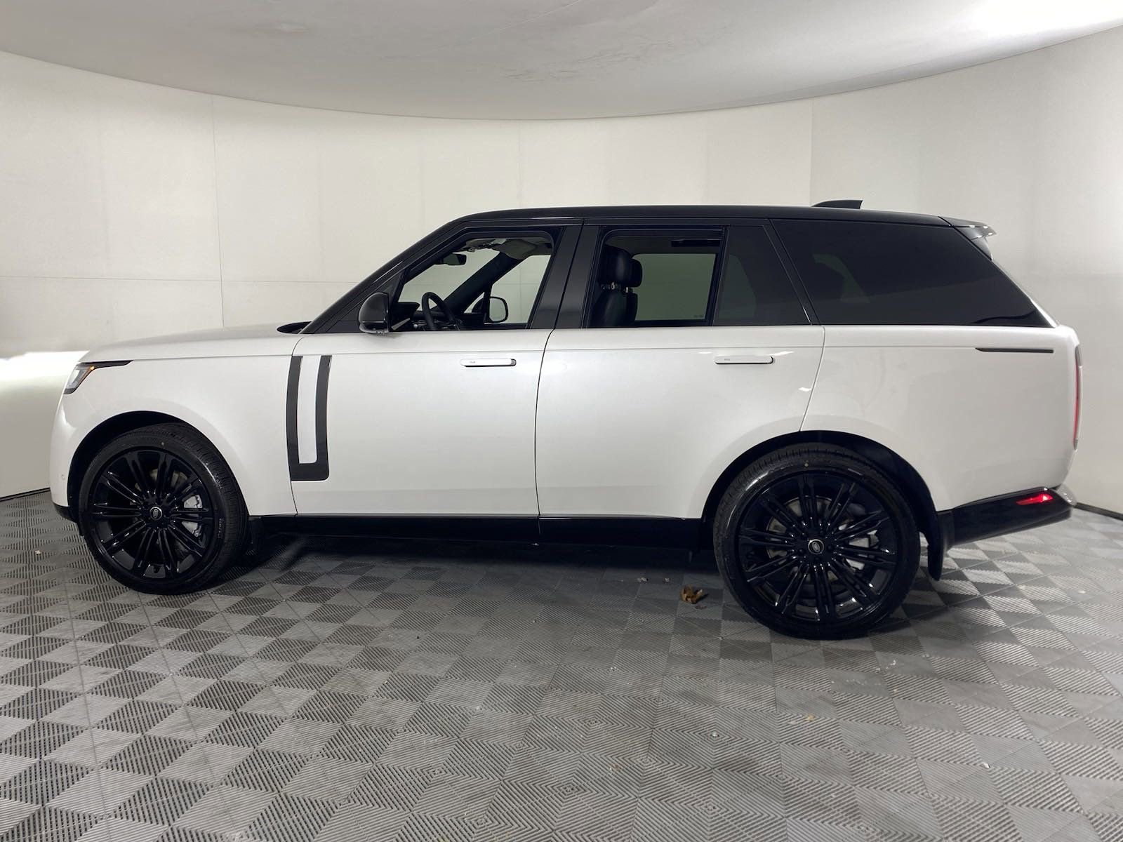 New 2025 Land Rover Range Rover SE image 2