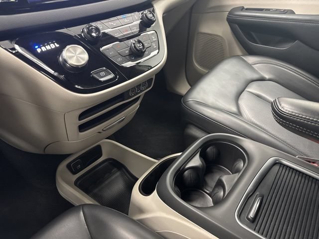 Used 2023 Chrysler Pacifica Touring-L FWD image 19