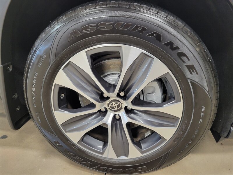 Used 2024 Toyota Highlander XLE AWD/4WD image 15