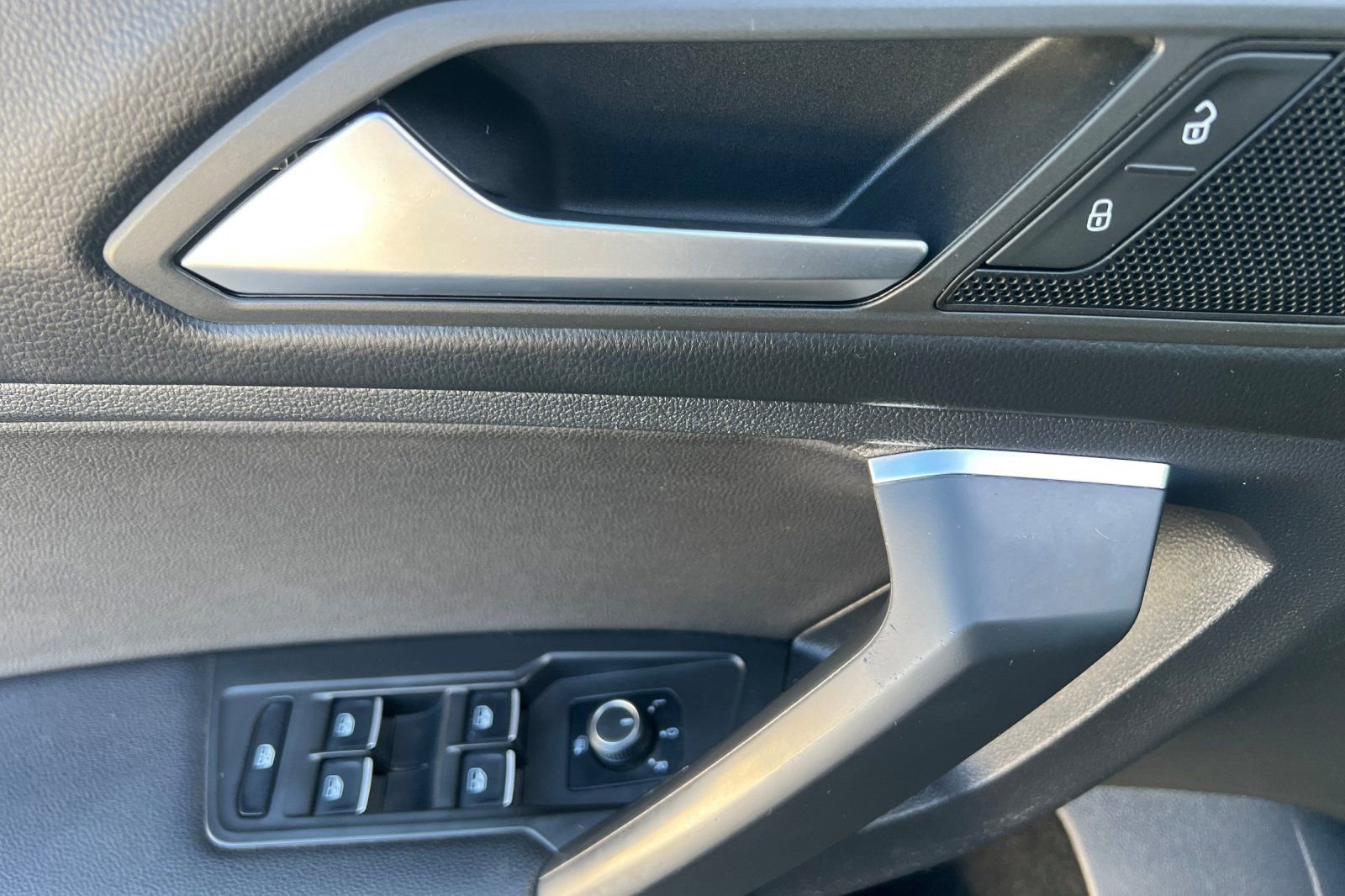 Used 2019 Volkswagen Tiguan SE w/ Panoramic Sunroof Package image 11