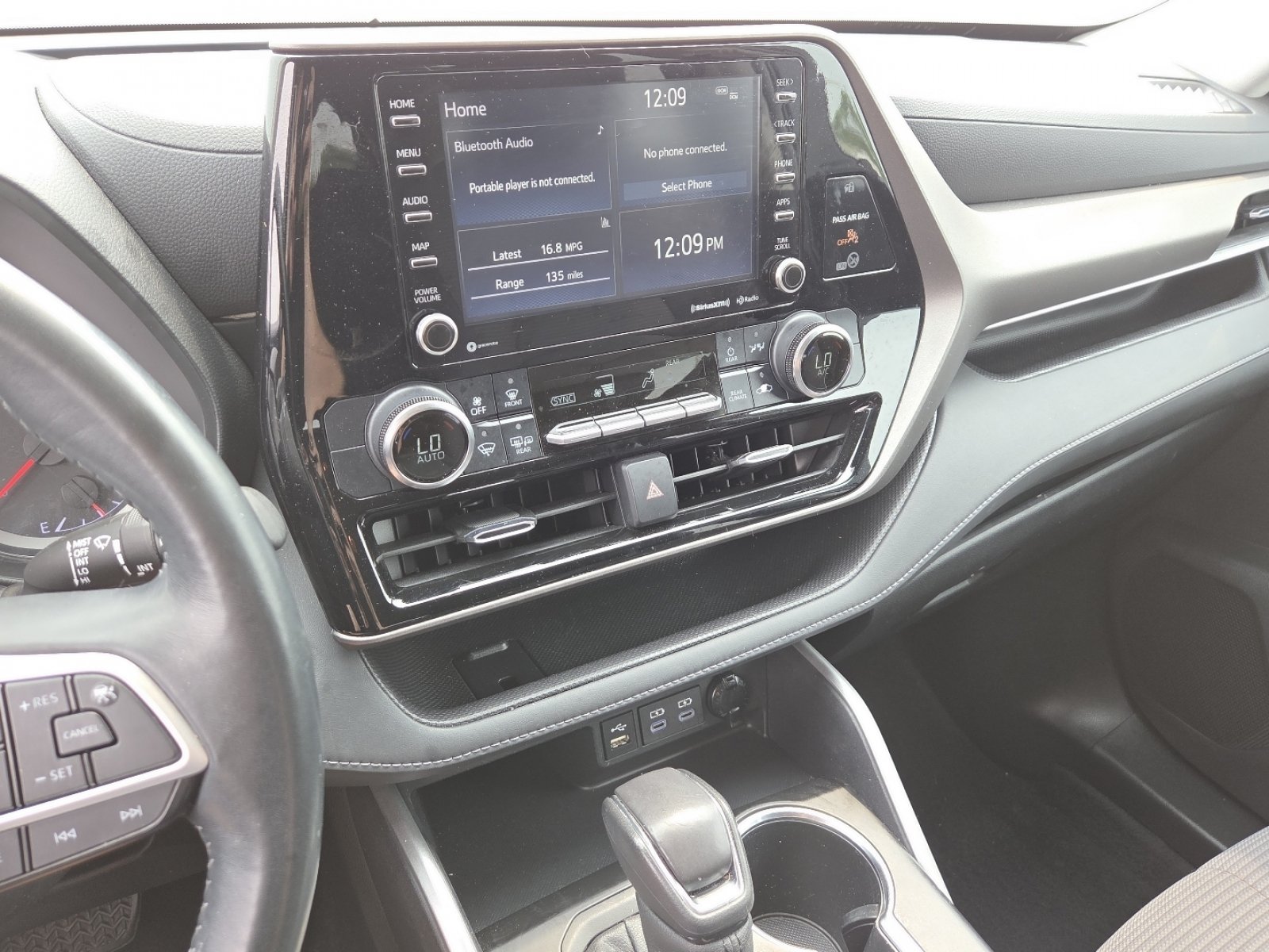 Used 2022 Toyota Highlander LE AWD/4WD image 29