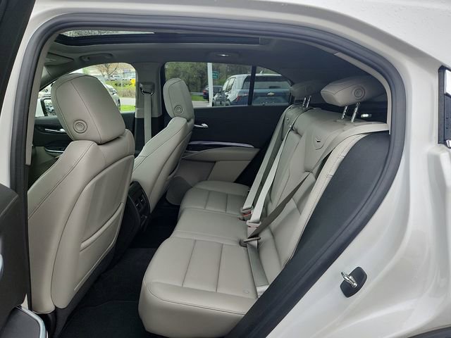 Used 2023 Cadillac XT4 Luxury w/ Cold Weather Package FWD image 10