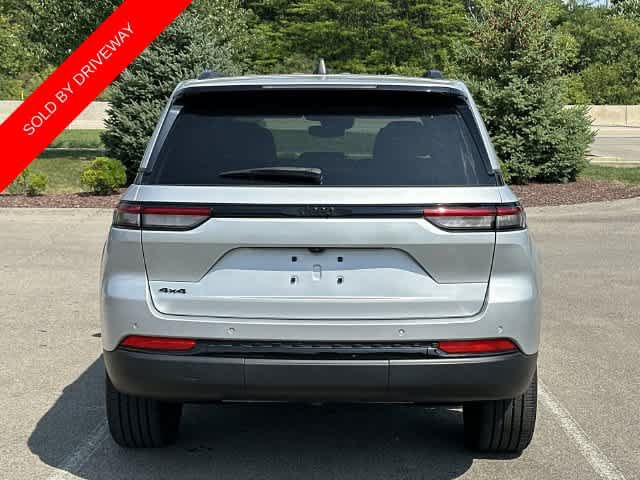 Used 2023 Jeep Grand Cherokee Altitude AWD/4WD image 4