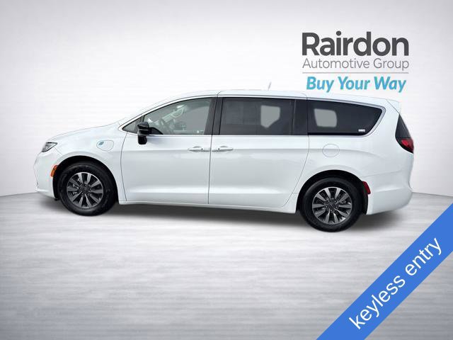 Used 2024 Chrysler Pacifica Limited FWD image 4