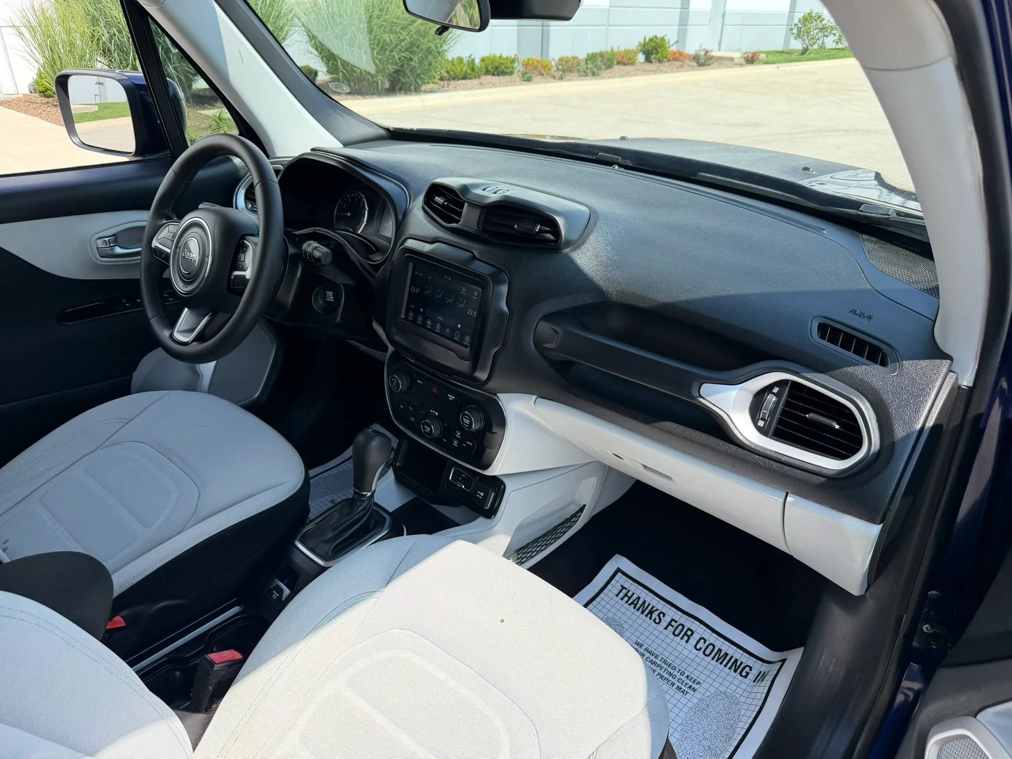Used 2018 Jeep Renegade Latitude FWD image 22