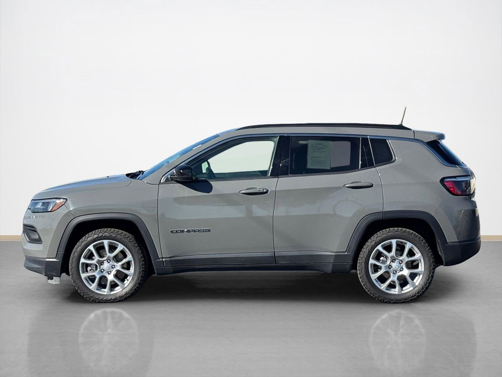 Used 2024 Jeep Compass Latitude image 4