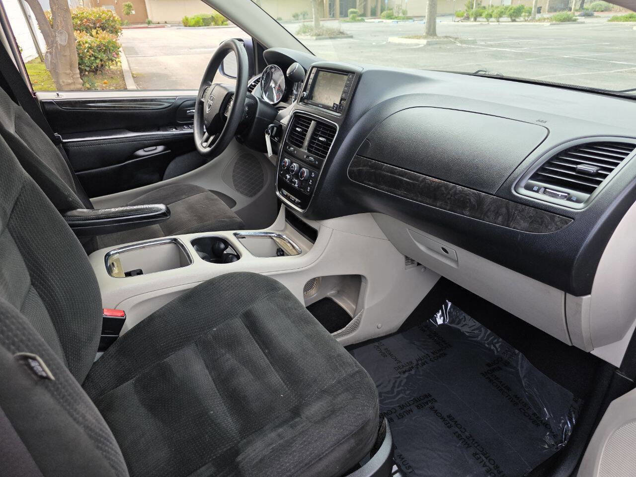 Used 2015 Dodge Grand Caravan SXT image 18